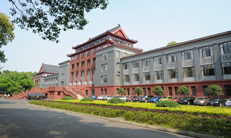 �Ĵ���W������һ����W��һ���W�ƽ��O��У�����O�W��